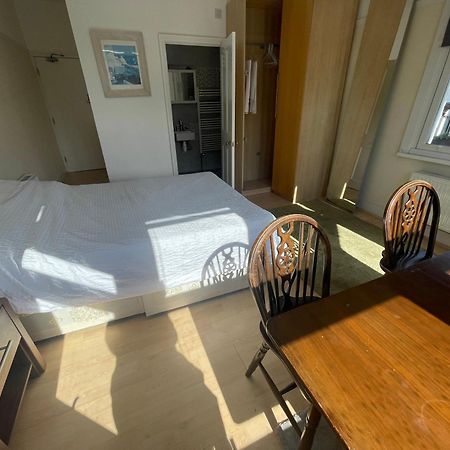 Room With Private Bathroom And Shared Kitchen London Eksteriør billede