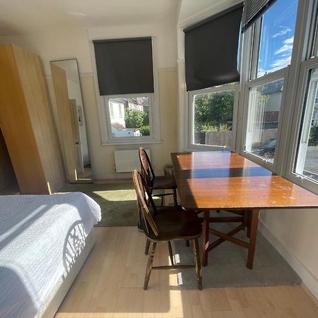 Room With Private Bathroom And Shared Kitchen London Eksteriør billede