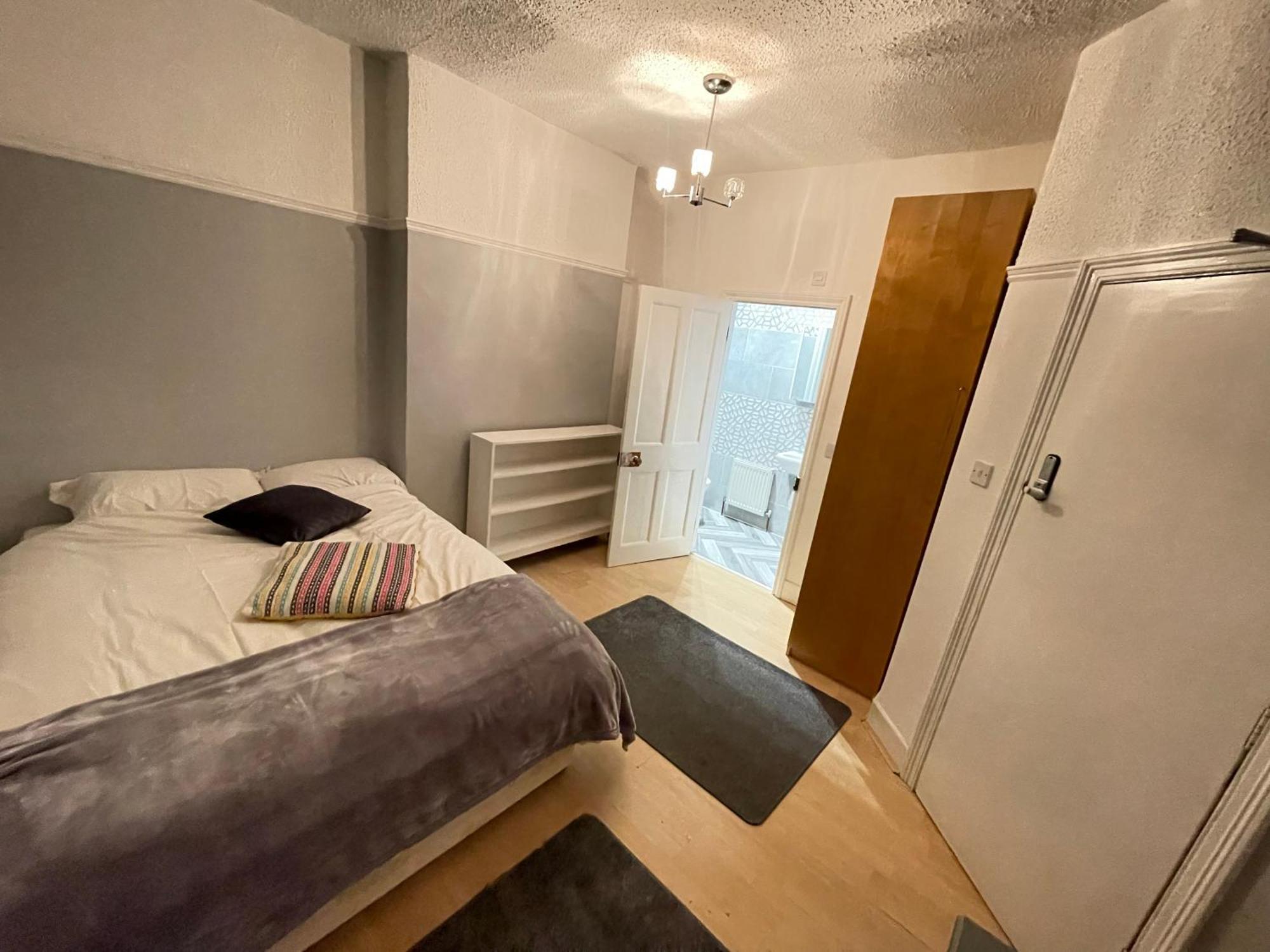 Room With Private Bathroom And Shared Kitchen London Eksteriør billede