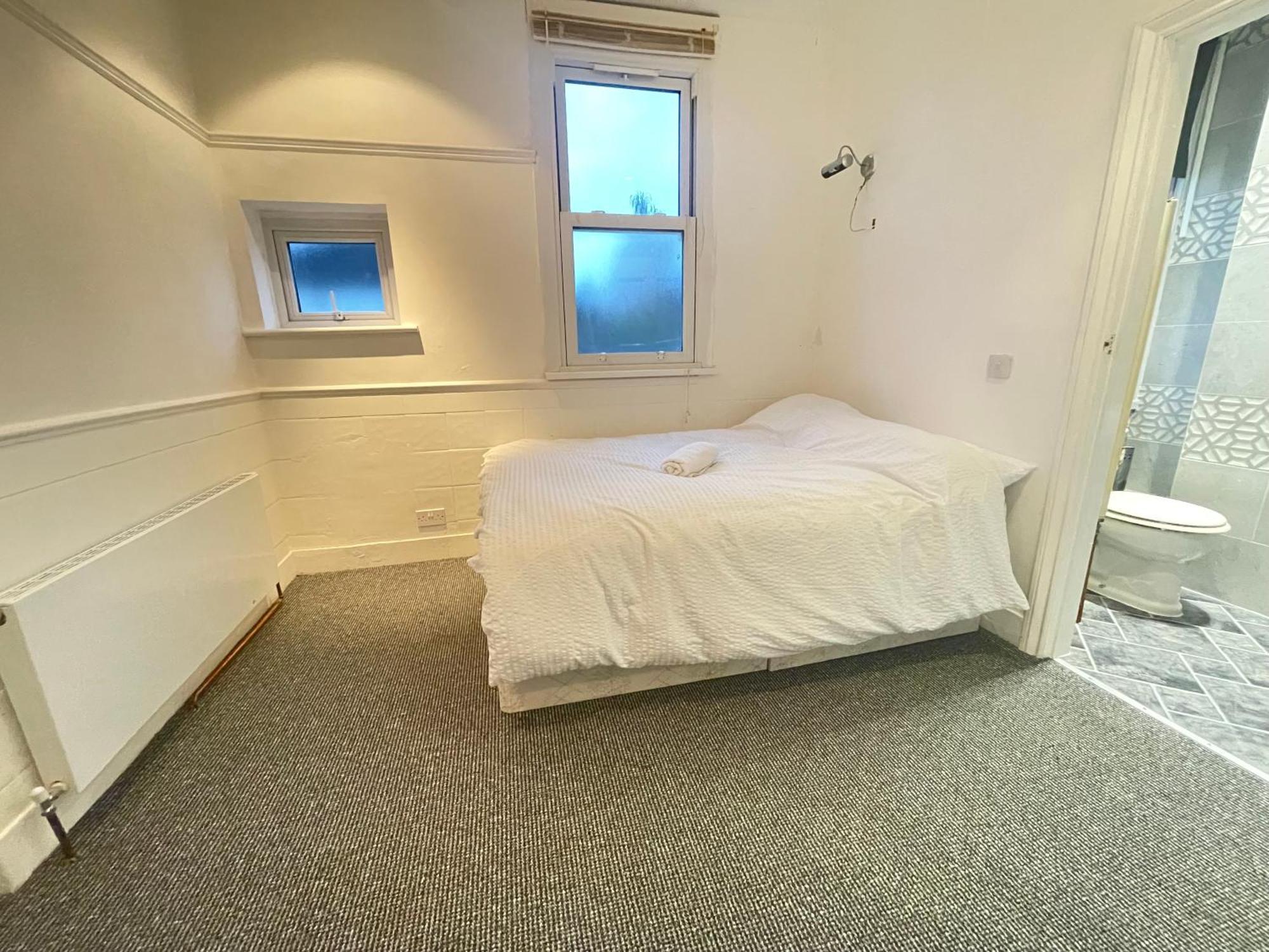 Room With Private Bathroom And Shared Kitchen London Eksteriør billede