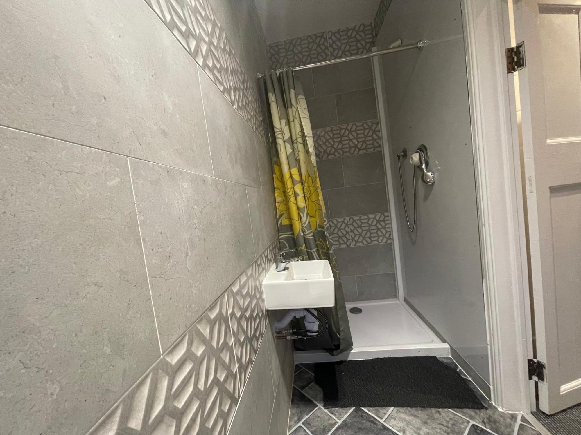 Room With Private Bathroom And Shared Kitchen London Eksteriør billede