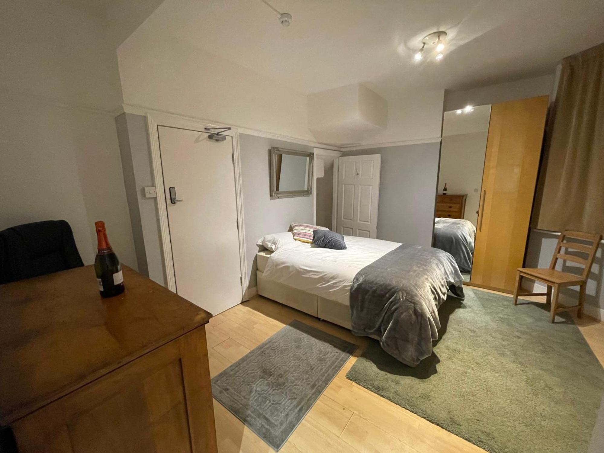 Room With Private Bathroom And Shared Kitchen London Eksteriør billede