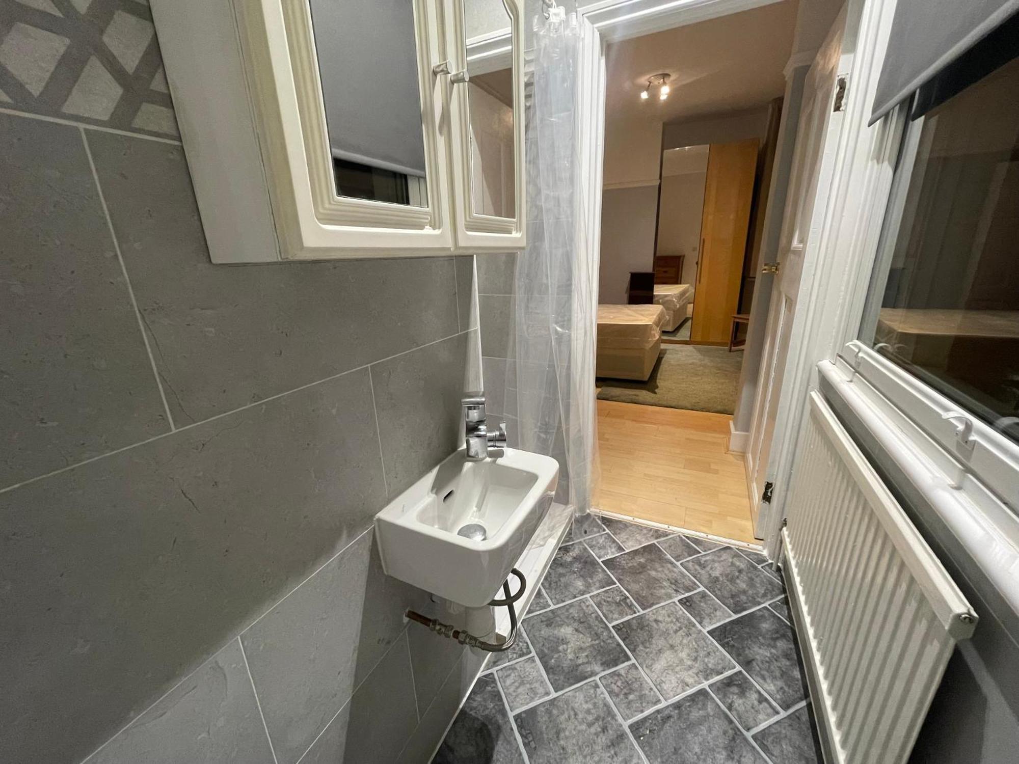 Room With Private Bathroom And Shared Kitchen London Eksteriør billede